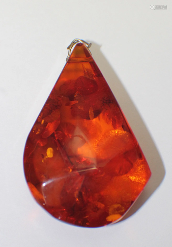 A NATURAL AMBER PENDANT, 2 3/4x 2