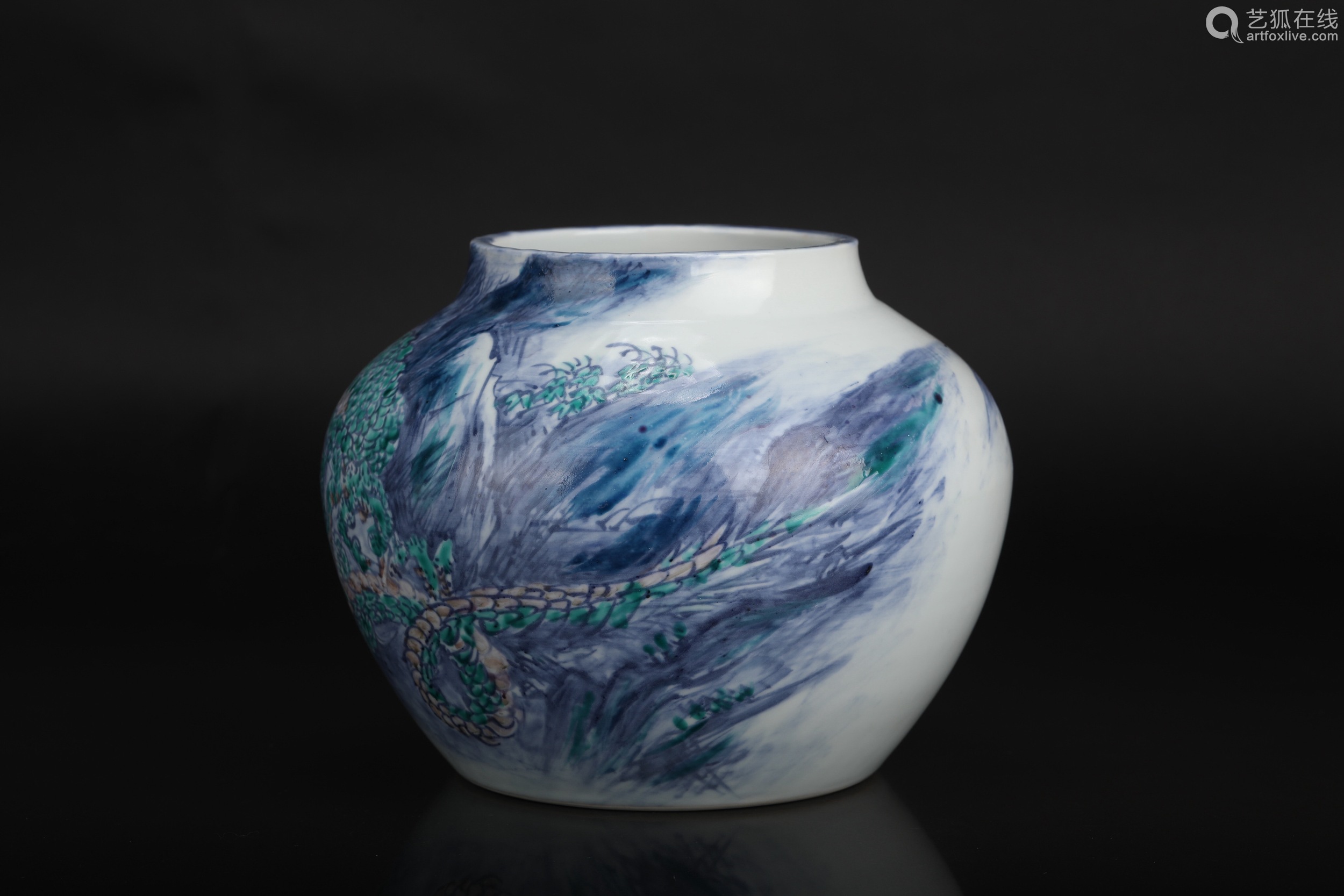 W-08-002【五代清風与平】造青華着彩臥龍花瓶共箱高17.5cm直径22.5cm W-08-002【五代清風与平】造青華着彩臥龍花瓶共箱高17.5cm直径22.5cm