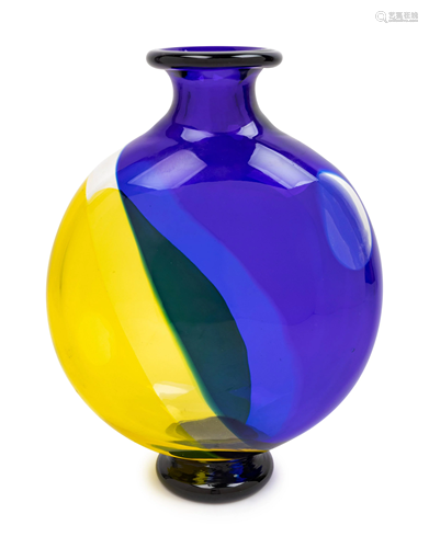 A Venni School Footed Glass Vase