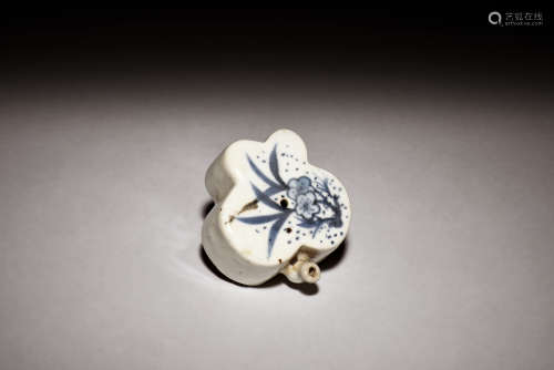 SMALL BLUE AND WHITE 'FLOWERS' VESSEL