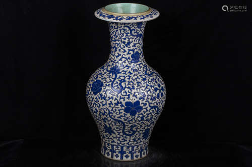 BLUE AND WHITE 'DRAGONS' VASE