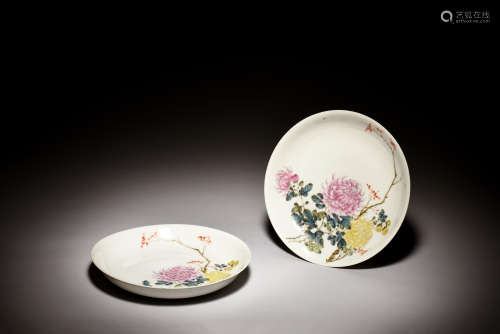 PAIR OF FAMILLE ROSE 'FLOWERS' DISH
