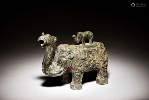 ARCHAIC BRONZE CAST RITUAL VESSEL 'ELEPHANT' CONTAINER WITH LID