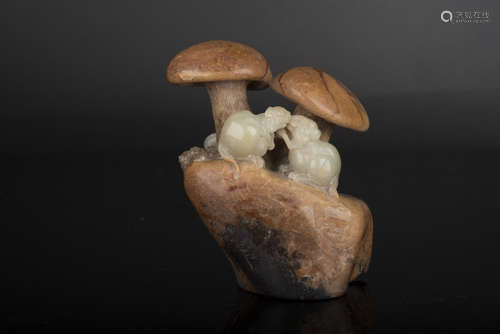 JADE CARVED 'MUSHROOM AND MICE' SCULPTURE