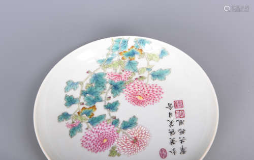 FAMILLE ROSE 'CHRYSANTHEMUM FLOWERS AND CALLIGRAPHY' DISH