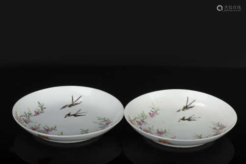 PAIR OF FAMILLE ROSE 'FLOWERS AND BIRDS' DISHES