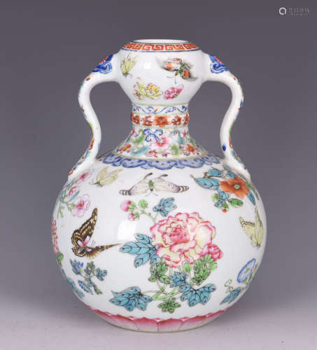 FAMILLE ROSE 'FLOWERS AND BUTTERFLIES' GARLIC HEAD VASE WITH HANDLES