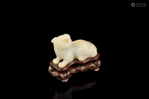 A WHITE JADE CARVING OF MYTHICAL LION FIGURE