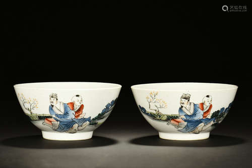 PAIR OF FAMILLE ROSE BOWLS