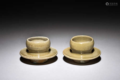 PAIR OF CRACKLEWARE TEA CUPS