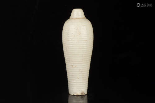 WHITE GLAZED 'XUAN' PATTERN VASE WITH COVER