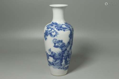 A Chinese Blue and White Porcelain Figure Vase