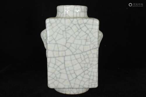 A Chinese Ge-Type Glazed Porcelain Vase