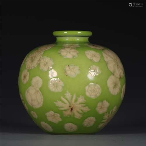 A Chinese Green Glazed Porcelain Vase