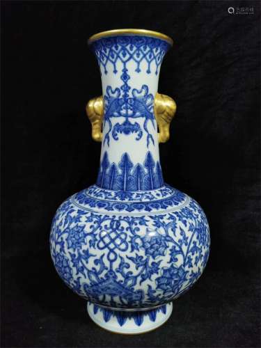 A Chinese Blue and White Porcelain Vase