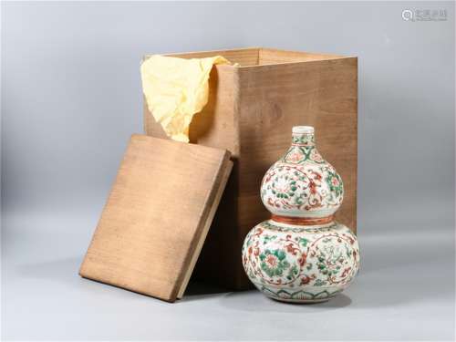 A Chinese Red and Green Glazed Porcelain Double Gourd Vase