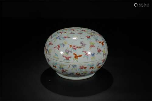 A Chinese Famille-Rose Porcelain Round Box with Cover