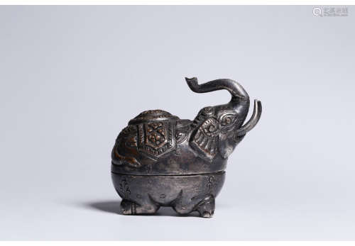 A Chinese Elephant Pattern Silver Box with Cover