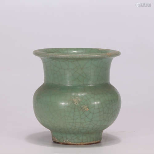 A Chinese Green Glazed Porcelain Vessel