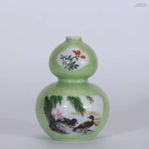 A Chinese Green Ground Porcelain Gourd-shaped Vase