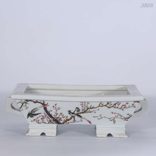 A Chinese Famille Rose Porcelain Flower Pot