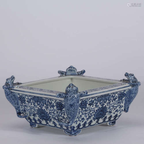 A Chinese Blue and White Porcelain Four-legged Basin