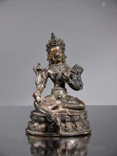 EARLY GREEN TARABronze with cold gilt faceTibet , 15th century Dimensions: Height 12 cmWeight: 350