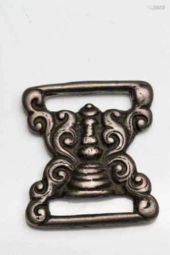 BELT BUCKLE WITH STUPASilverTibet , 16th centuryDimensions: Height 3,5 cmWeight: 22 gramsA silver