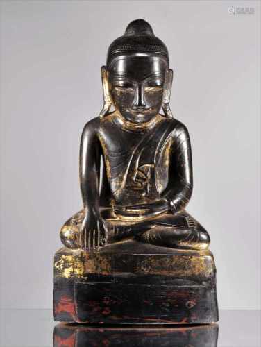SITTING BUDDHAWood carved rest gilt Burma , 18th centuryDimensions: Height 36 cmWeight: 1736