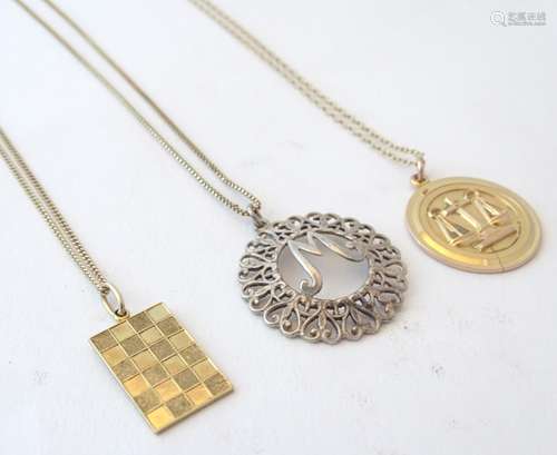 Assorted jewellery to include a 9ct gold zodiac pendant,