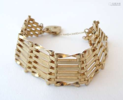 A 9ct gold bracelet of link form. Approx. 7/8