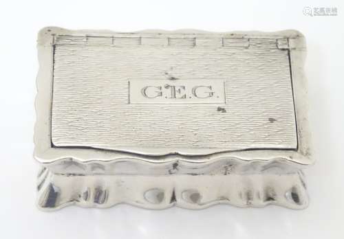A silver snuff box with engine turned decoration to lid.