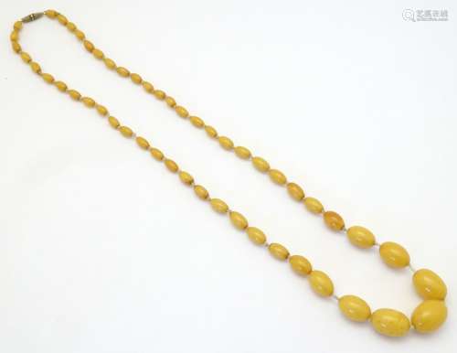A vintage necklace of graduated butterscotch coloured beads.
