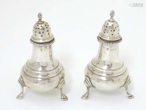 A pair of pepperettes hallmarked Birmingham 1921 maker Edward Barnard & Sons Ltd.