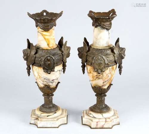 Pair of marble vases, with central column and roun…