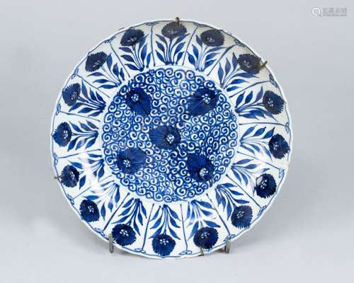 Asian porcelain dish, round shape with painted blu…