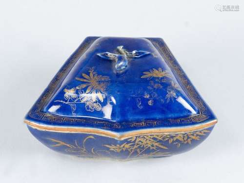 Blue powder box, Chinese porcelain, in bowed shape…