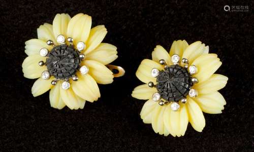 Multi coloured onyx earrings, around 1930, yellow …