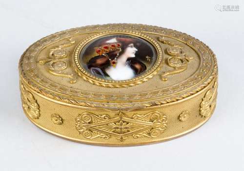 French Limoges powder box, in oval shape, with gil…