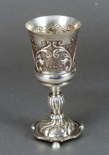 Judaica silver baker, with central feet on round f…