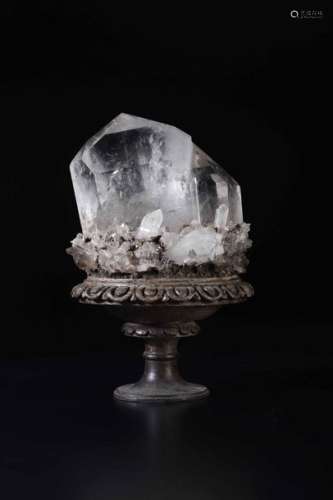 Importante cristallo di rocca su base in legno,