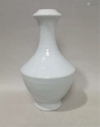 A White Glazed Vase Qianlong Period