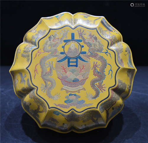 A Lacquer Gilt Lobed Box and Cover Kangxi Dynasty