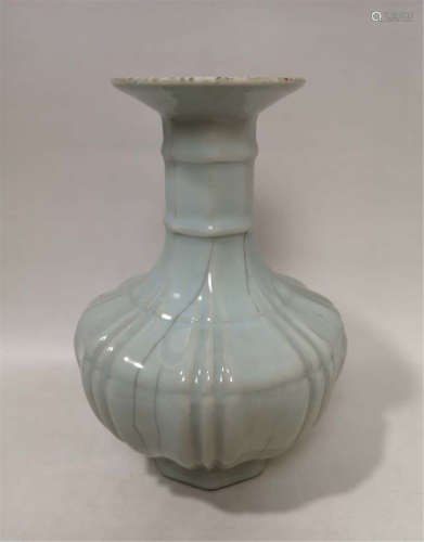 A Ge-type Decorative Vase Qianlong Period