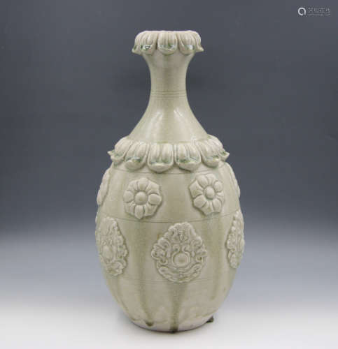 Chinese Xiangzhou Celadon Garlic Bottle