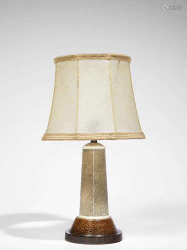 Clément ROUSSEAU (1872-1950)  - Lampe de table - Circa 1925  - Fût conique gainé [...]