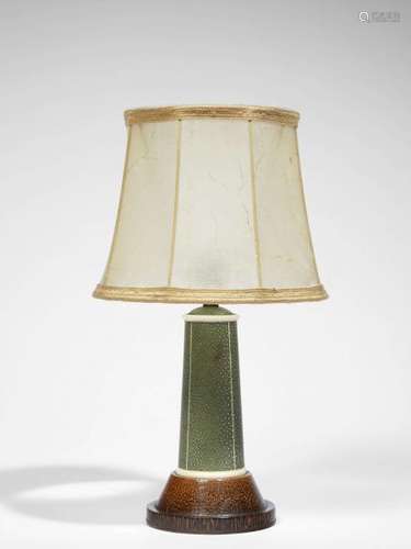 Clément ROUSSEAU (1872-1950)  - Lampe de table - Circa 1925  - À fût conique [...]