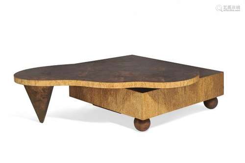 Pucci DE ROSSI (1947-2013)  - Table basse – 1989  - Piètement en bois, corps en [...]