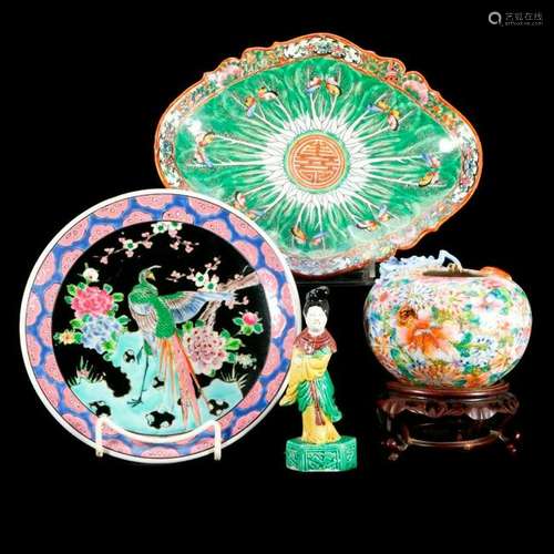 Four pieces of Chinese porcelain.