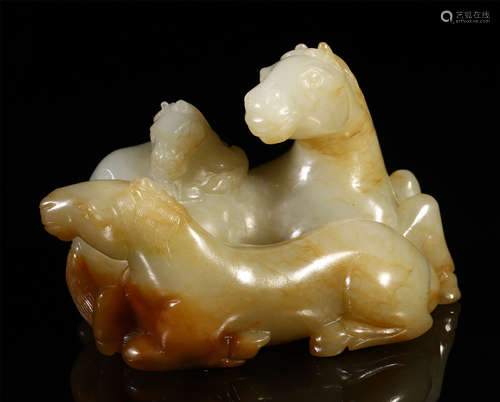 A CHINESE JADE HORSE SHAPE TABLE ITEM